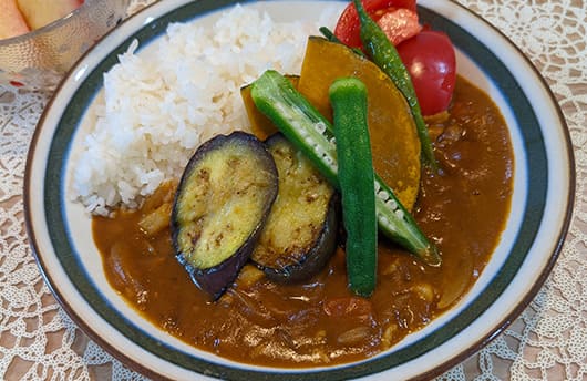 岡山_岡山名産　白桃と桃太郎トマトのフルーティーカレー